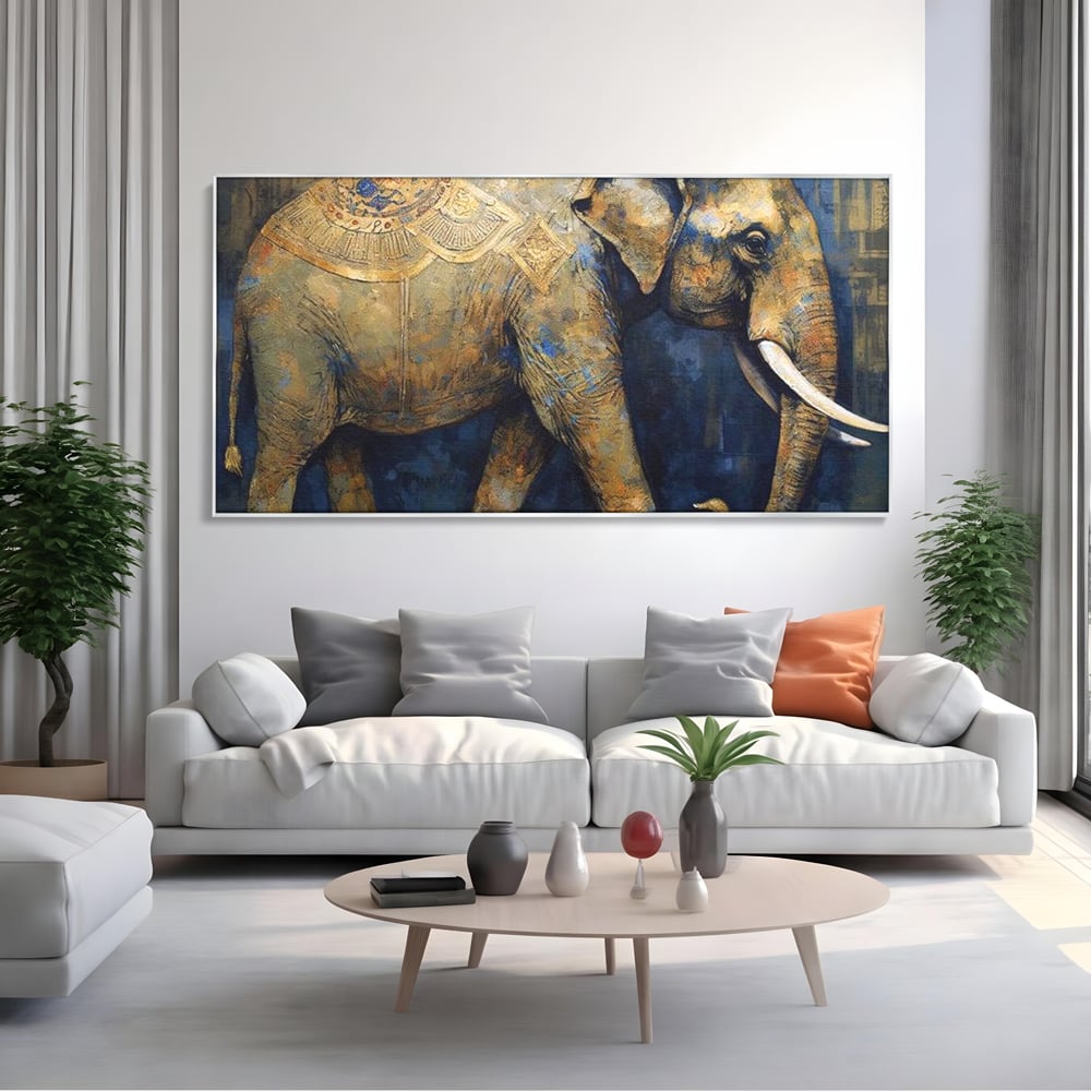 Tablou canvas cu tablou canvas cu pictura de elefant auriu, in rama de aluminiu argintiu, pe perete intr-un living